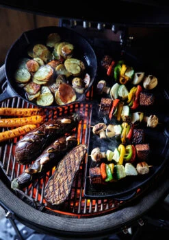 The Bastard Keramikgrill Classic Medium - Complete - Schwarz Glänzend - Modell 2023 -Rosles Der Grill Geschaft The Bastard Medium Grillflaeche Pfanne 1