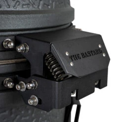 The Bastard Keramikgrill VX Medium - Complete - Schwarz Matt - Modell 2023 20 The Bastard Keramikgrill VX Medium - Complete - Schwarz Matt - Modell 2023 -Rosles Der Grill Geschaft The Bastard VX Medium Detail Deckelschanier