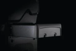 Napoleon Rogue 425 Gasgrill Mit Seitenbrenner Und Heckbrenner Inkl. Drehspieß -Rosles Der Grill Geschaft napoleon rogue gasgrill seitenablage 2