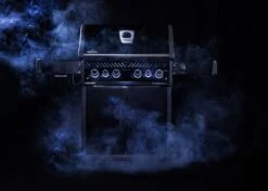 Napoleon Rogue SE 525 Gasgrill - All-black - Mit Sizzle Zone Und Heckbrenner - Grillfürst Edition - X-DEAL Inkl. Abdeckhaube, Gussplatte Und Drehspieß-Set - Modell 2022 -Rosles Der Grill Geschaft napoleon rogue se all black limited 2