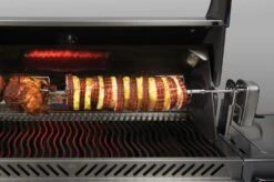 Napoleon Drehspieß / Rotisserie Comm. Quality LE, LEX485, P500, PRO500 -Rosles Der Grill Geschaft napoleon rotisserie drehspiess mit grillgut 1
