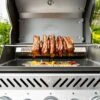 Napoleon Drehspieß / Rotisserie Set Für Rogue, Rogue XT, Rogue SE 365 / 425 / 525 Und 625 RSE -Rosles Der Grill Geschaft napoleon rotisserie set rogue mit fleisch frontal